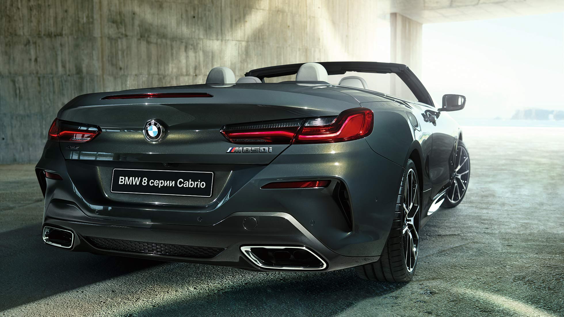 BMW M850i xDrive, металлик Серый Дравит, вид сзади справа с поворотом в три четверти. BMW M850i xDrive, металлик Серый Дравит, вид сзади справа с поворотом в три четверти.